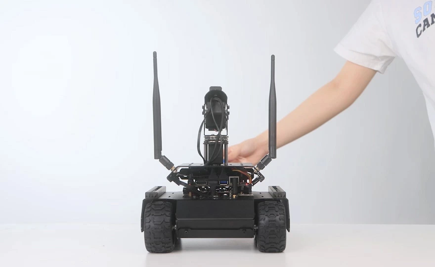 UGV Rover PT AI 机器人，六轮四驱开源移动机器人在野外复杂的地形中行使