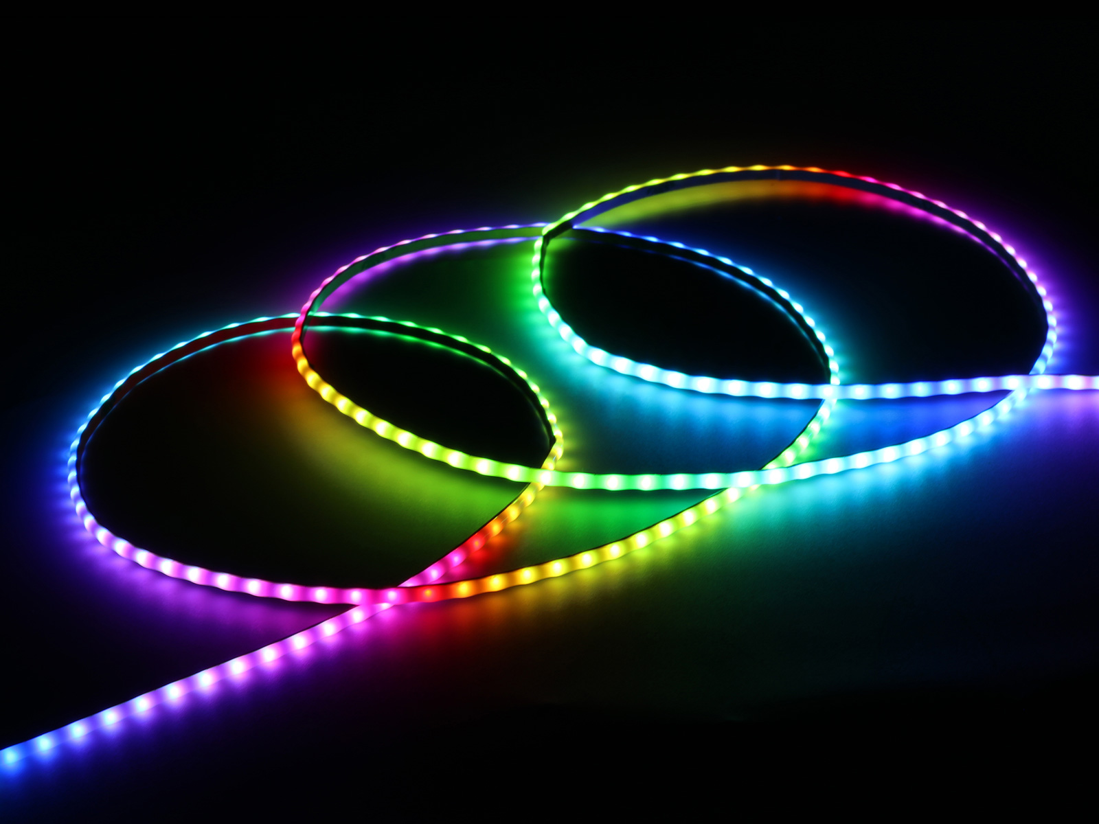 RGB 幻彩 COB 灯带  WS2812B 控制芯片 支持自由裁剪 低电压设计 智能可编程