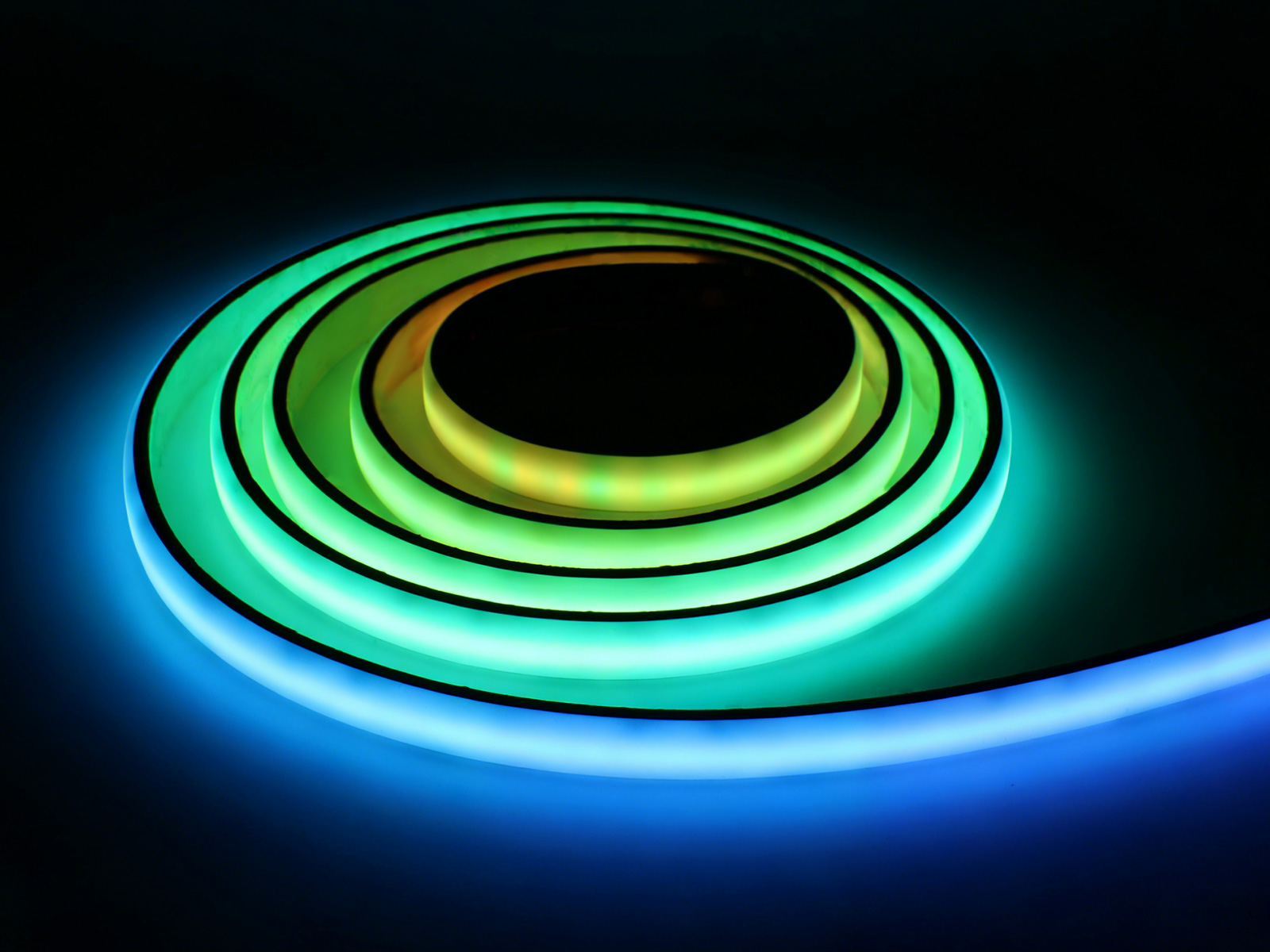 RGBWC 幻彩 COB 灯带  WS2812B 控制芯片 IP65 智能可编程灯带