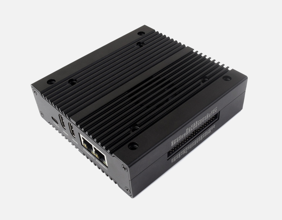 硬派风多功能 CM4 主机