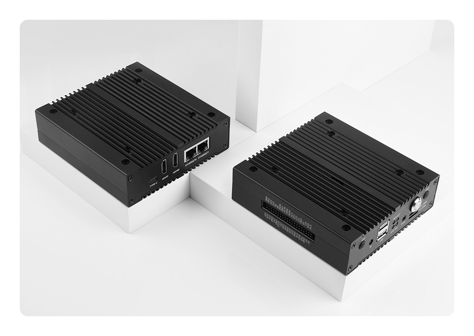 实拍展示 CM4 计算模块多功能主机