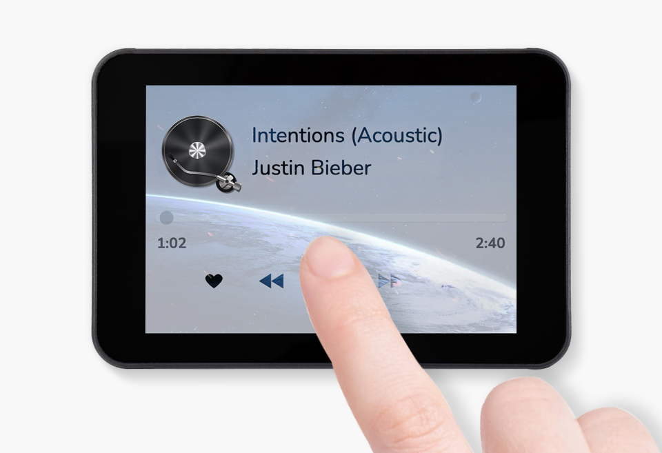 三个ESP32-S3 3.5 英寸电容触控屏开发板并列，并展示不同视角及IPS屏幕软件